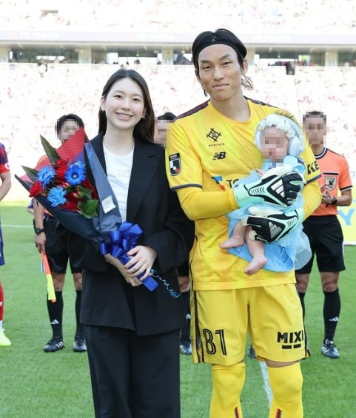 모델 김진경과 축구 국가대표 선수 김승규가 딸과 함께 그라운드를 밟았다. / 사진=김진경 SNS