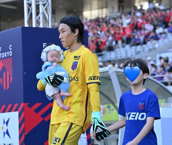 모델 김진경과 축구 국가대표 선수 김승규가 딸과 함께 그라운드를 밟았다. / 사진=김진경 SNS
