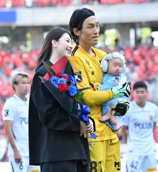 모델 김진경과 축구 국가대표 선수 김승규가 딸과 함께 그라운드를 밟았다. / 사진=김진경 SNS