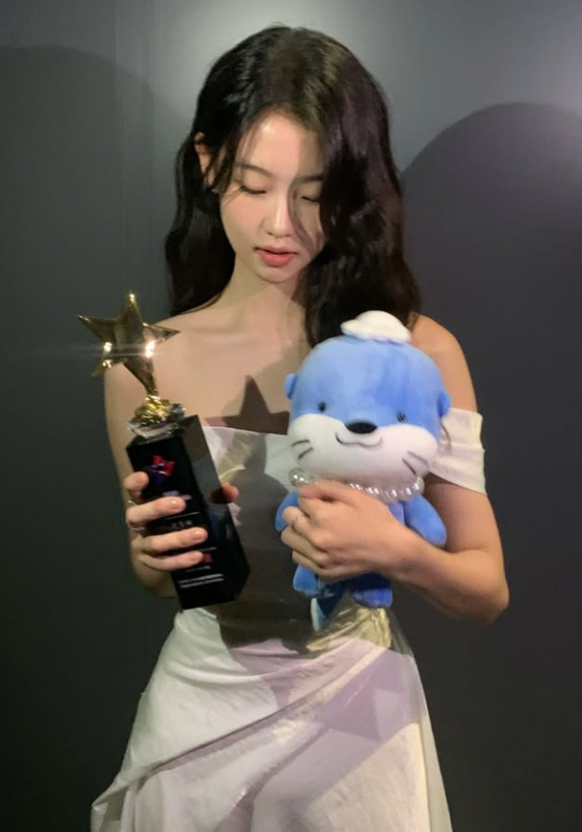 배우 서수민이 데뷔 약 100일 만에 신인상 트로피를 거머쥐었다. / 사진=서수민 SNS