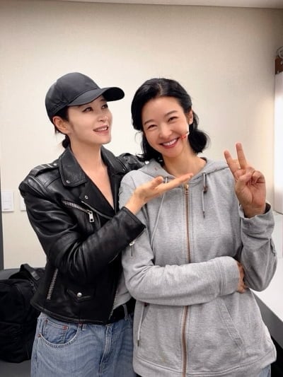 송선미, 김혜수와 눈부신 투샷 공개했다…50대 안 믿기는 여신들의 만남
