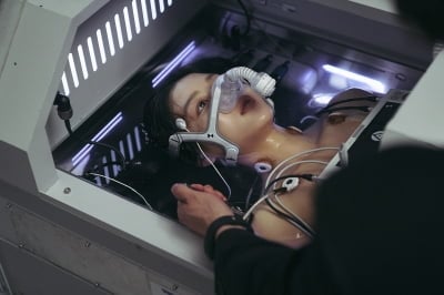 김유정, 구교환 영화에 깜짝 등장했다…인큐베이터에 갇힌 충격적인 모습 ('부활남')