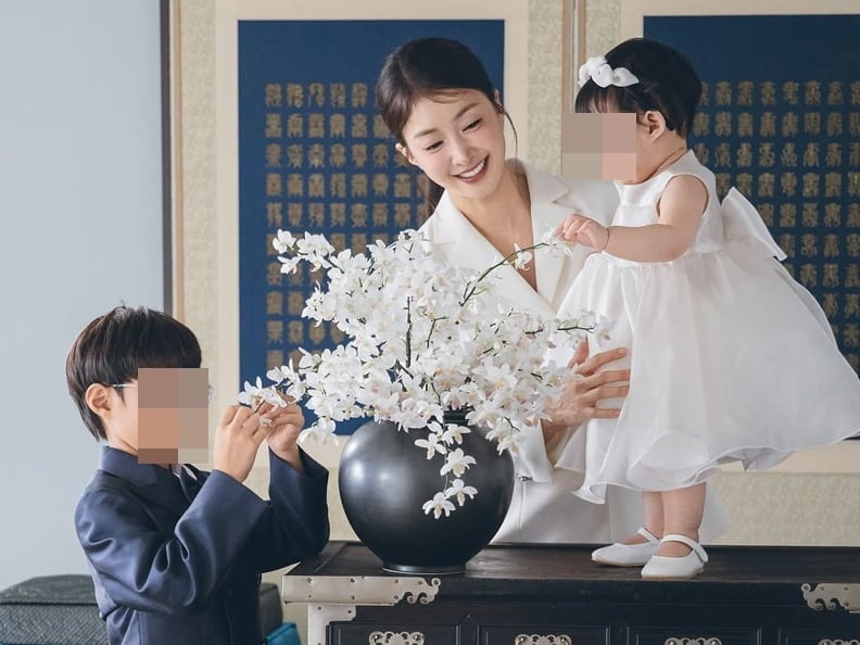 배우 이시영이 첫돌을 앞둔 둘째 딸과 첫째 아들의 근황을 공개했다./사진=이시영 SNS