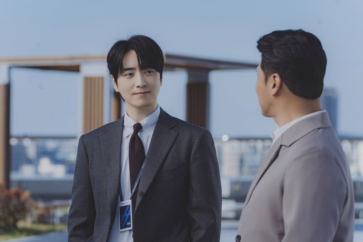 '로또 1등도 출근합니다'의 한 장면. 주인공은 로또 당첨 후에도 회사에 성실히 출근한 모습이다. / 사진제공=티빙