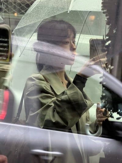 노윤서, 비 오는 파리 거리 접수…투명 우산 아래 청순 미모 '시선 강탈'
