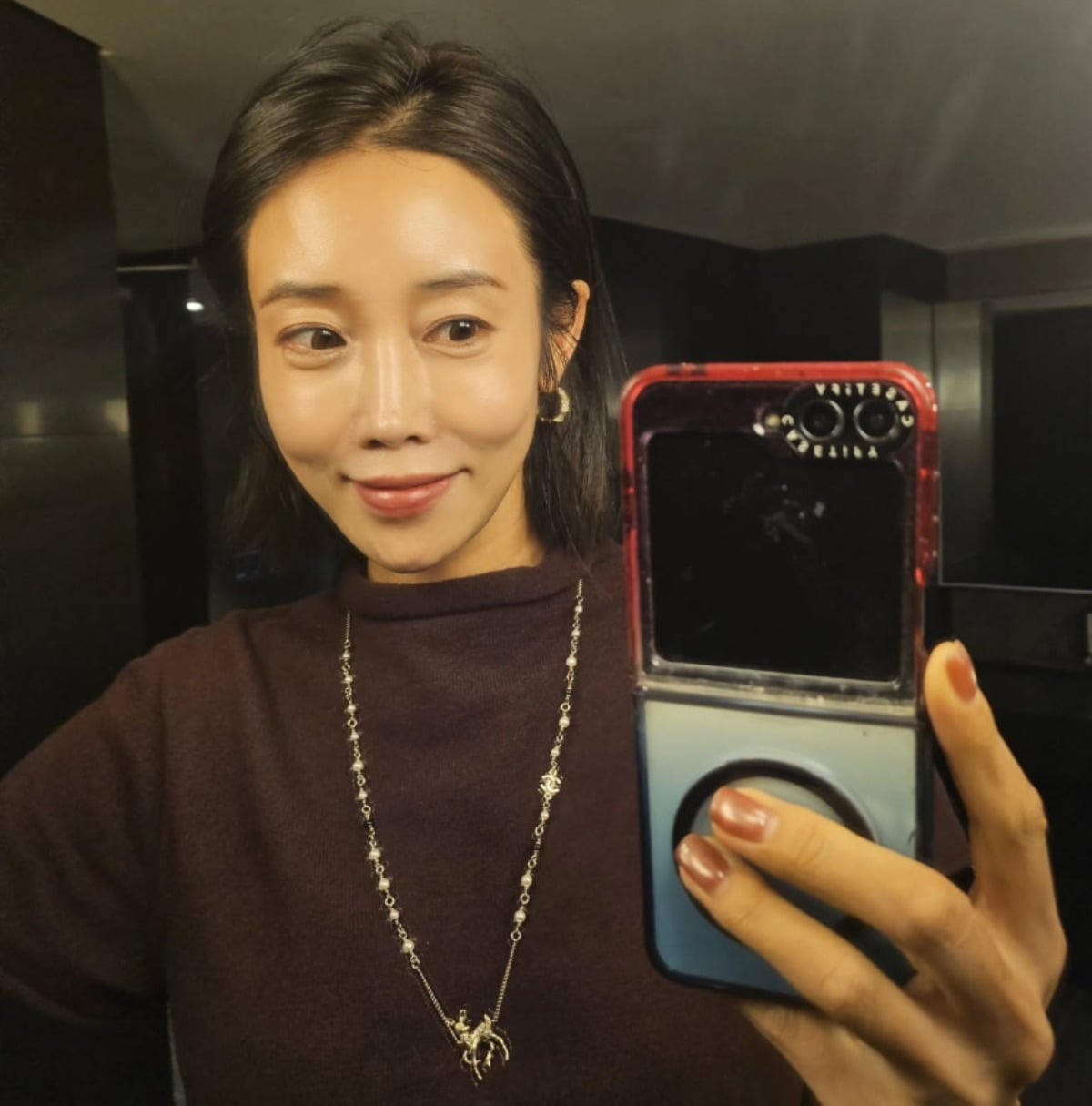 모델 심하은이 거울 속 자신을 카메라에 담고 있다. / 사진=심하은 SNS