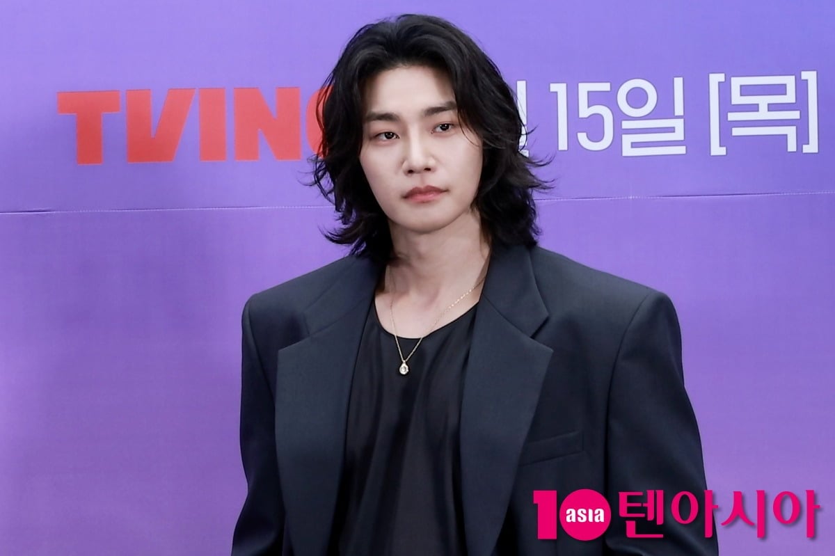 배우 김재영이 취재진 앞에서 포즈를 취하고 있다. / 사진=이승현 기자