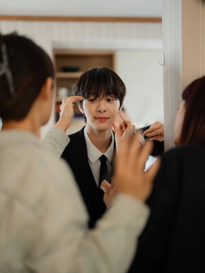 설인아, 여배우가 이렇게 잘생겨도 되나…우울감 안 느껴도 되겠어