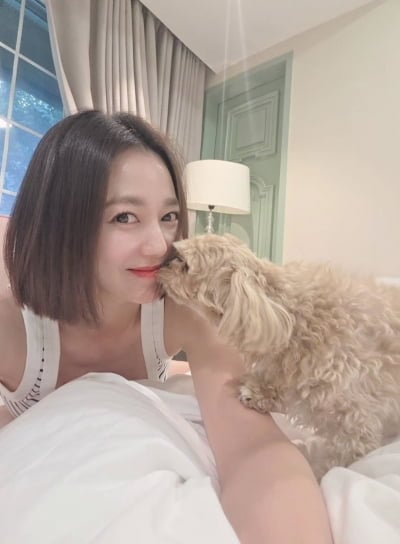 '44세 미혼' 이소연, 단발 변신 후 물오른 미모…반려견 입맞춤에 환한 미소