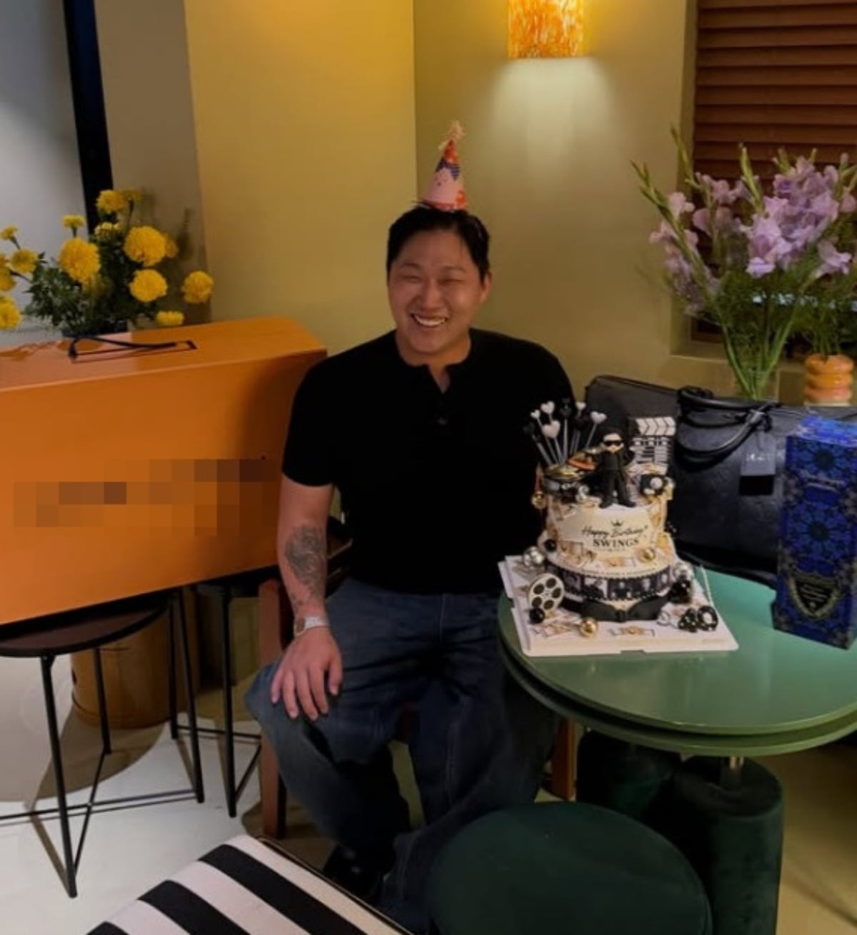 래퍼 겸 배우 스윙스가 생일 축하에 미소를 짓고 있다. / 사진=스윙스 SNS
