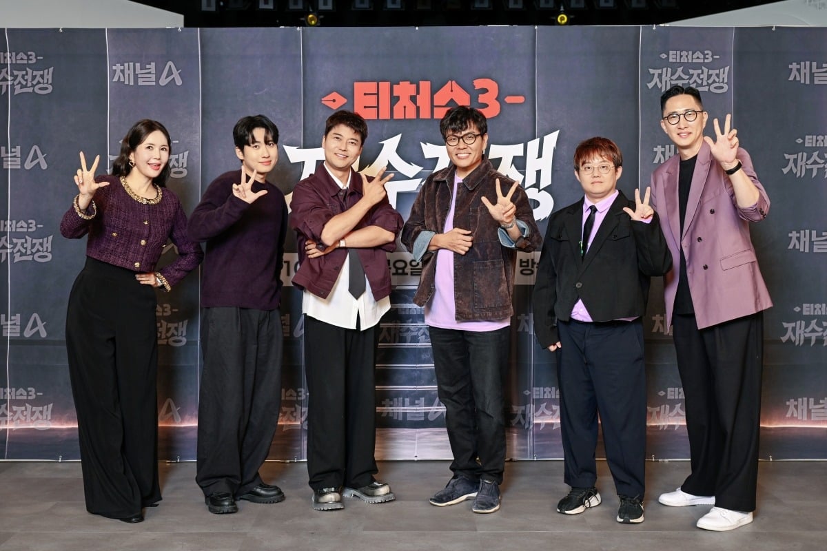 '티처스3' MC와 선생님들이 포즈를 취하고 있다. (왼쪽부터) 장영란, 미미미누, 전현무, 정승제, 유대종, 김지영 / 사진제공=채널A '티처스3 : 재수전쟁'