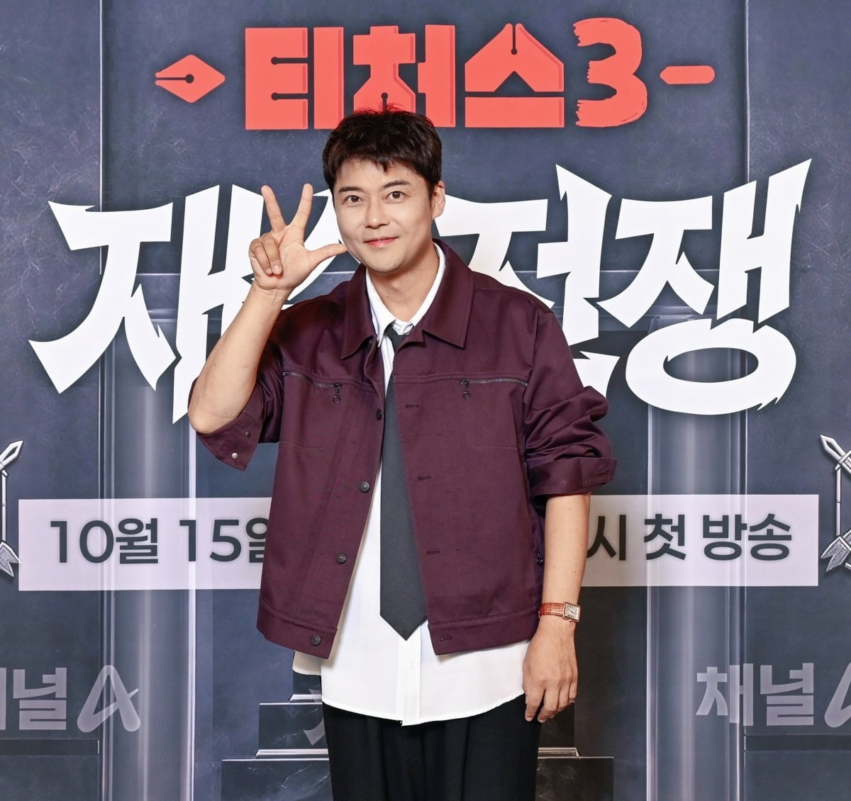 방송인 전현무가 포즈를 취하고 있다. / 사진제공=채널A '티처스3 : 재수전쟁'