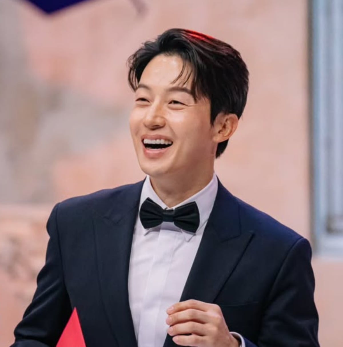 방송인 허경환이 미소를 짓고 있다. / 사진=허경환 SNS