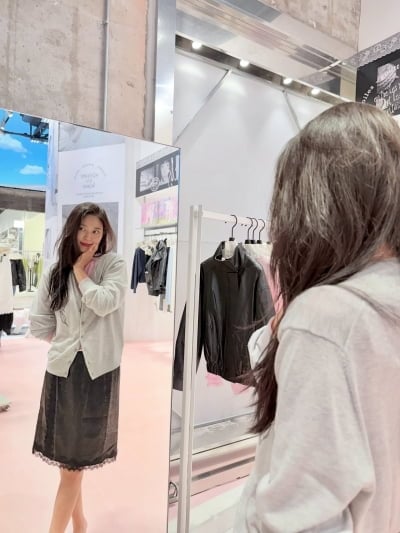 설현, 거울 앞 청순 미모 근황 전했다…꾸밈 없는 털털함에 매력 터지네