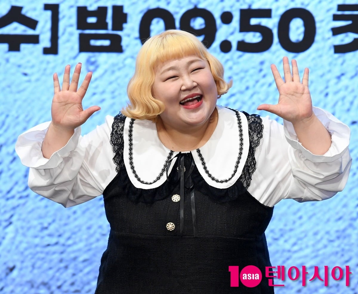 코미디언 홍윤화가 공식 행사에 참석해 포즈를 취하고 있다. / 사진=텐아시아DB