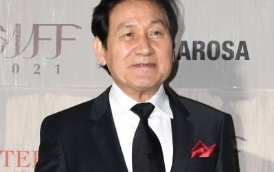 故 안성기 아름다운예술인상 수상…아버지 빼닮은 아들이 대리수상 "크나큰 영광"