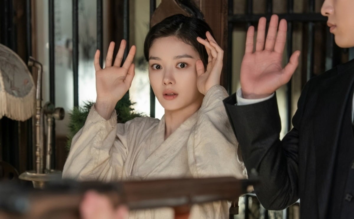 김유정이 경찰 급습에 당황한다./사진제공=tvN