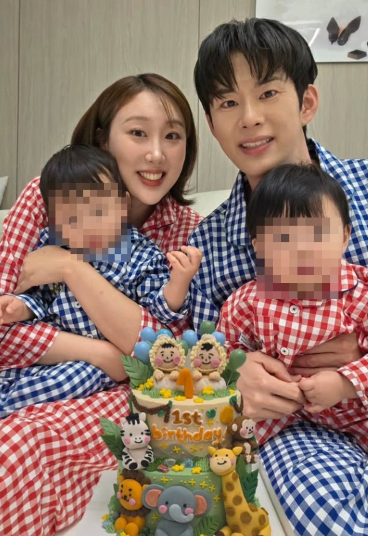 임라라와 손민수 부부가 쌍둥이 남매를 안고 미소를 짓고 있다. / 사진=엔조이커플 SNS