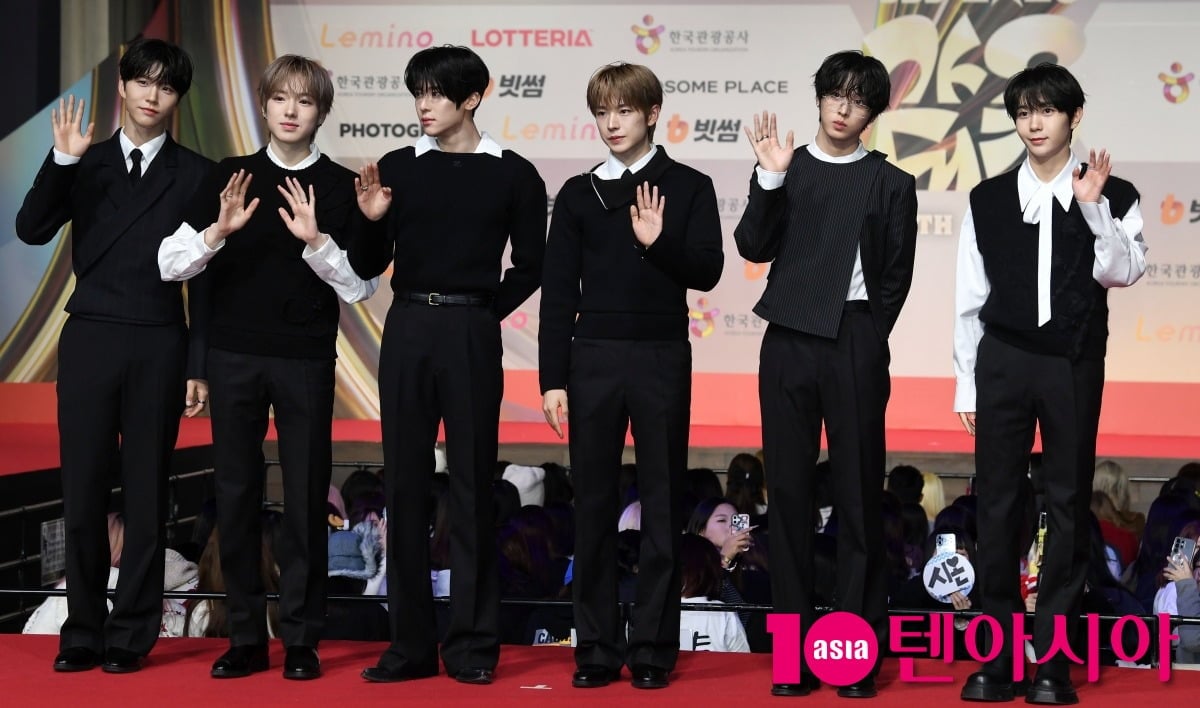엔시티 위시가 공식 행사에 참석해 손을 흔들고 있다. / 사진=텐아시아DB