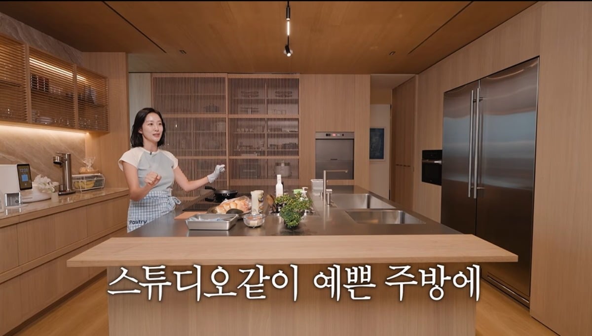 전혜빈이 고급 스튜디오를 방불케 하는 초호화 주방을 공개했다. / 사진='전혜빈' 유튜브 캡처