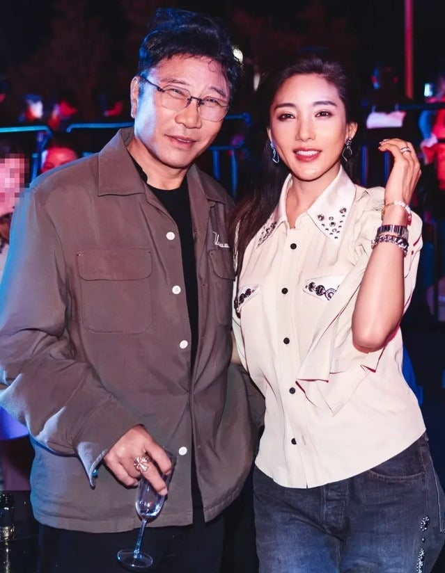 가수 바다가 이수만과 함께 카메라를 바라보고 있다. / 사진=바다 SNS