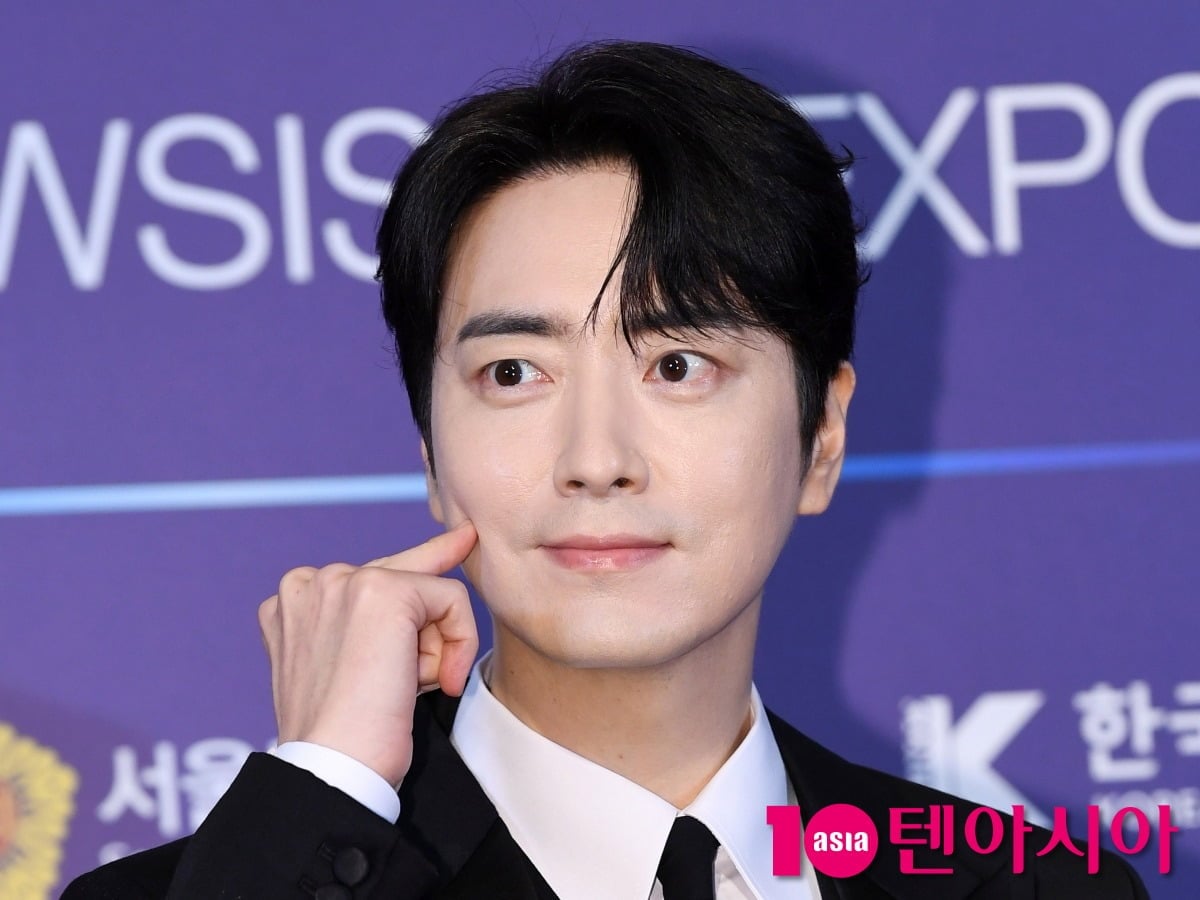 배우 이준혁이 공식 행사에 참석해 포즈를 취하고 있다. / 사진=텐아시아DB