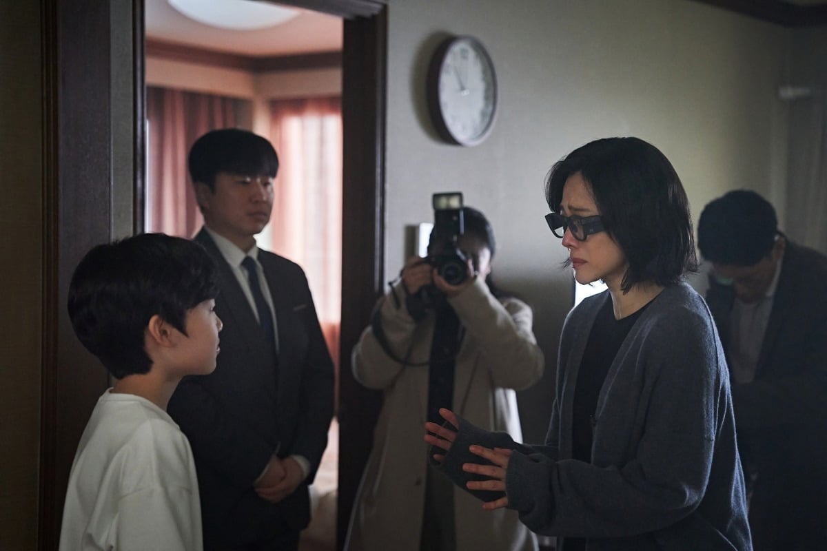 '실낙원'에서 김현주는 AI 프로그램 속 아들과 9년 만에 살아 돌아온 아들 사이에서 혼란을 느끼는 엄마를 연기했다. / 사진제공=CJ ENM, WOWPOINT