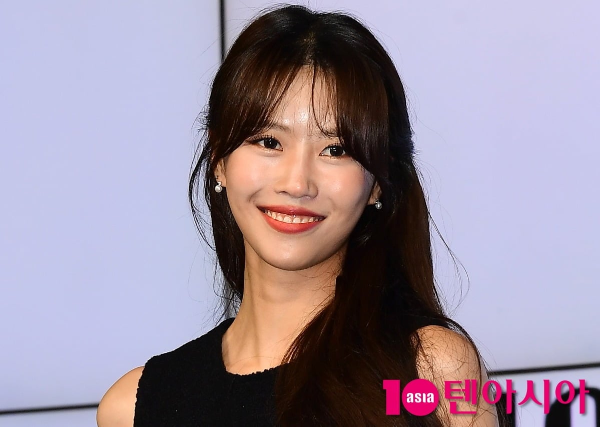 가수 이미주가 이별 사연에 몰입해 눈시울을 붉힌다. / 사진=텐아시아 DB