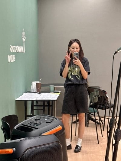 '비연예인♥' 김재경, 작가 변신한 근황 알렸다…"에세이 썼어요" 깜짝 고백
