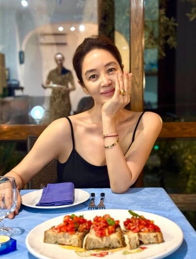 '56세' 김혜수, 나이 믿기지 않는 매혹적인 미모…독보적 몸매 무슨 일