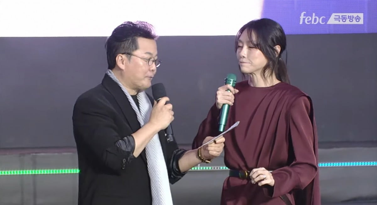 공형진과 차지연이 무대에 올라 대화를 이어가고 있다. / 사진=극동방송 유튜브 채널