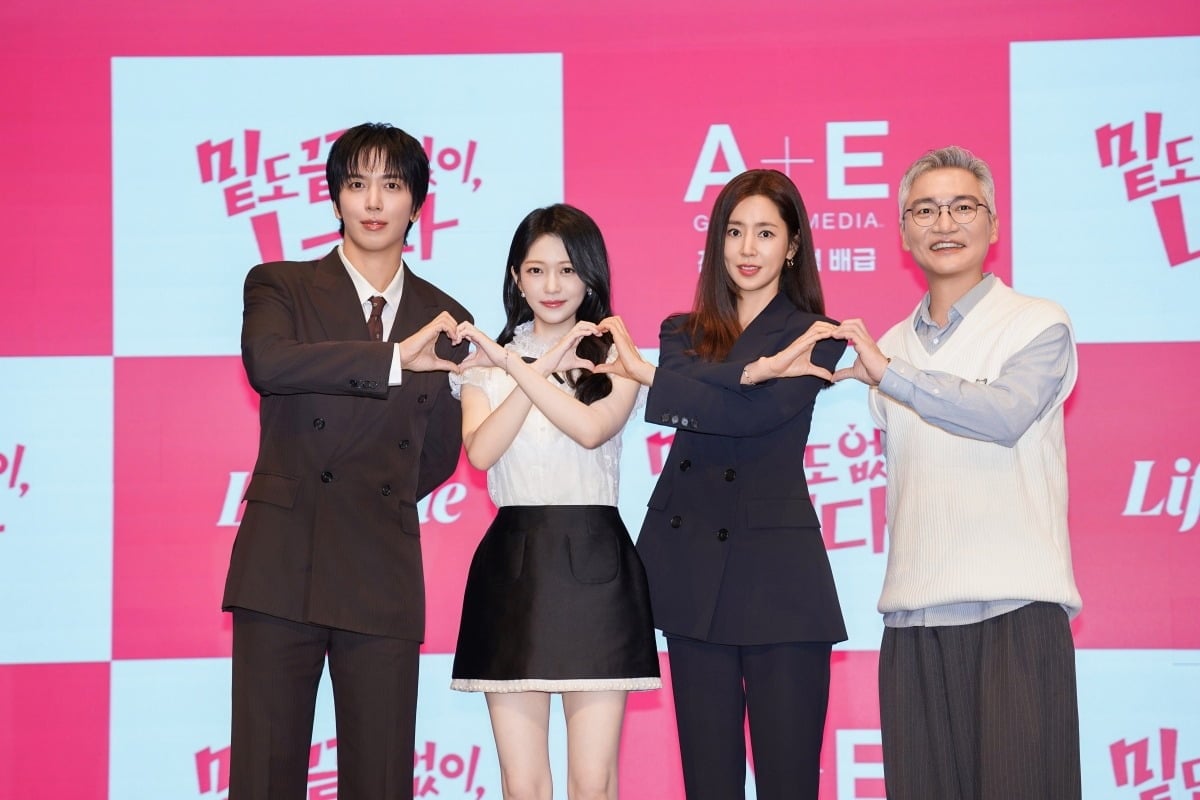 '밑끝너' 배우들이 포즈를 취하고 있다. (왼쪽부터) 정용화, 홍승희, 한채아, 조재현. / 사진제공=라이프타임 '밑도 끝도 없이, 너다'