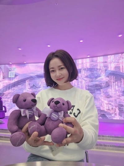 '44세 미혼' 이소연, 품안에 인형 한 가득 안아들고 동안미 뽐내