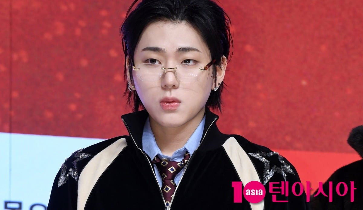 지코가 하이브 임원들만 가지고 있는 슬리퍼를 자랑한다./사진=텐아시아DB