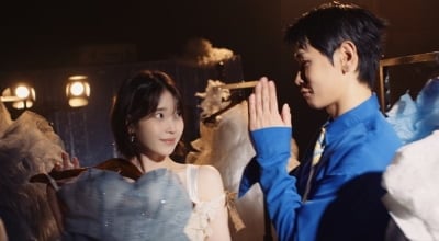 크러쉬, 아이유와 다정한 눈맞춤 포착…'삐그덕' MV 티저 공개