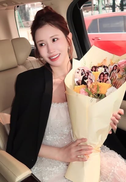 출산을 한 달 앞둔 배우 이다해가 중국에서 또 한 번 수백억원대 매출을 기록한 라이브커머스 방송에 참여했다.  / 사진=SNS