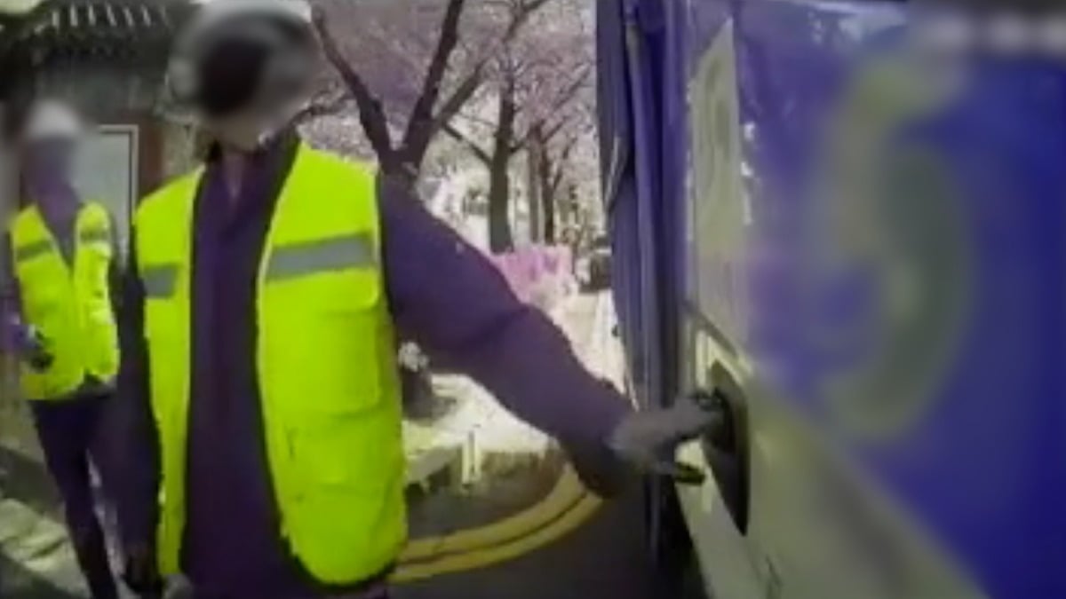 20대 환경미화원이 후진 차량에 치여 다리 절단 위기까지 겪었지만, 사고 발생 2년이 넘도록 가해자에게 사과받지 못했다고 밝혔다. / 사진제공=JTBC '한문철의 블랙박스 리뷰'