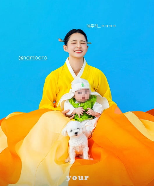 배우 남보라가 아들을 품에 안고 100일을 기념하고 있다. / 사진=남보라 SNS