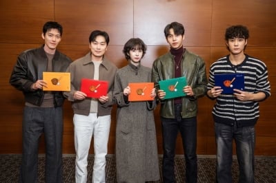 김우빈, '솔로지옥5' 임수빈 만났다…신인들과 로테이션 식사했다더니 "기운 모아" ('기프트')