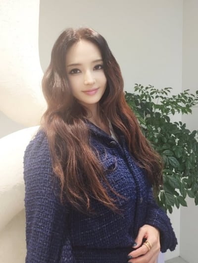 립은 연하고 아이라이너는 진하게…한채영, 달라진 얼굴에 담긴 '추구미'