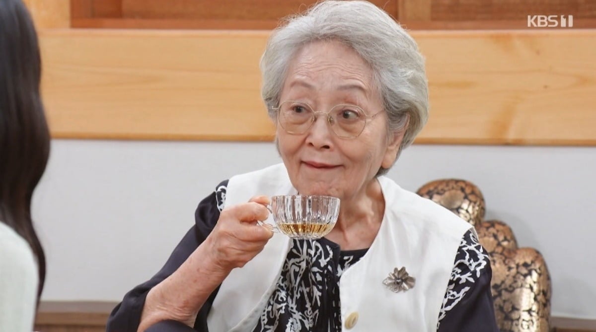 김영옥이 치매 환자 행세를 해온 사실을 아들 부부에게 들킬 위기에 놓였다. / 사진=KBS '엄마가 미쳤어요' 방송 화면 캡처