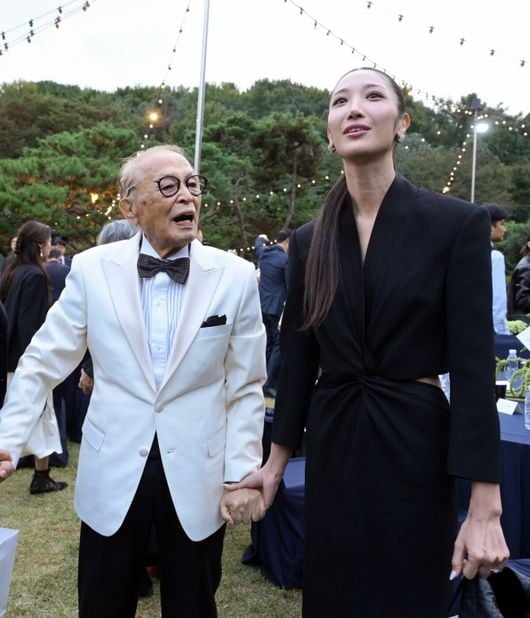 넷플릭스 '케이팝 데몬 헌터스'의 OST '골든(Golden)'으로 세계적인 인기를 얻은 가수 겸 작곡가 이재(EJAE)가 알고 보니 남다른 집안의 외손녀였다. / 사진=SNS
