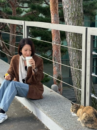 김희애, 새벽 촬영장서 길고양이와 다정한 투샷…우아한 자태 빛나