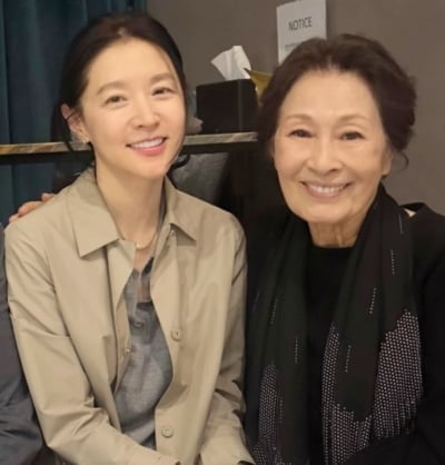 '56세' 이영애, 김혜자 옆에 있으니 또 다르네…얼굴형마저 만인이 원하는 '계란형'