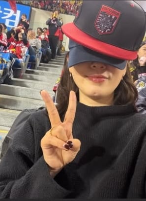 배우 박신혜가 둘째 딸을 출산한 지 한 달도 채 되지 않아 야구장을 찾았다. / 사진=SNS