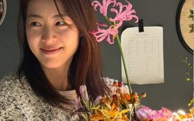 이연희, 출산 후에도 청순한 미모…꽃꽂이하며 여유로운 일상