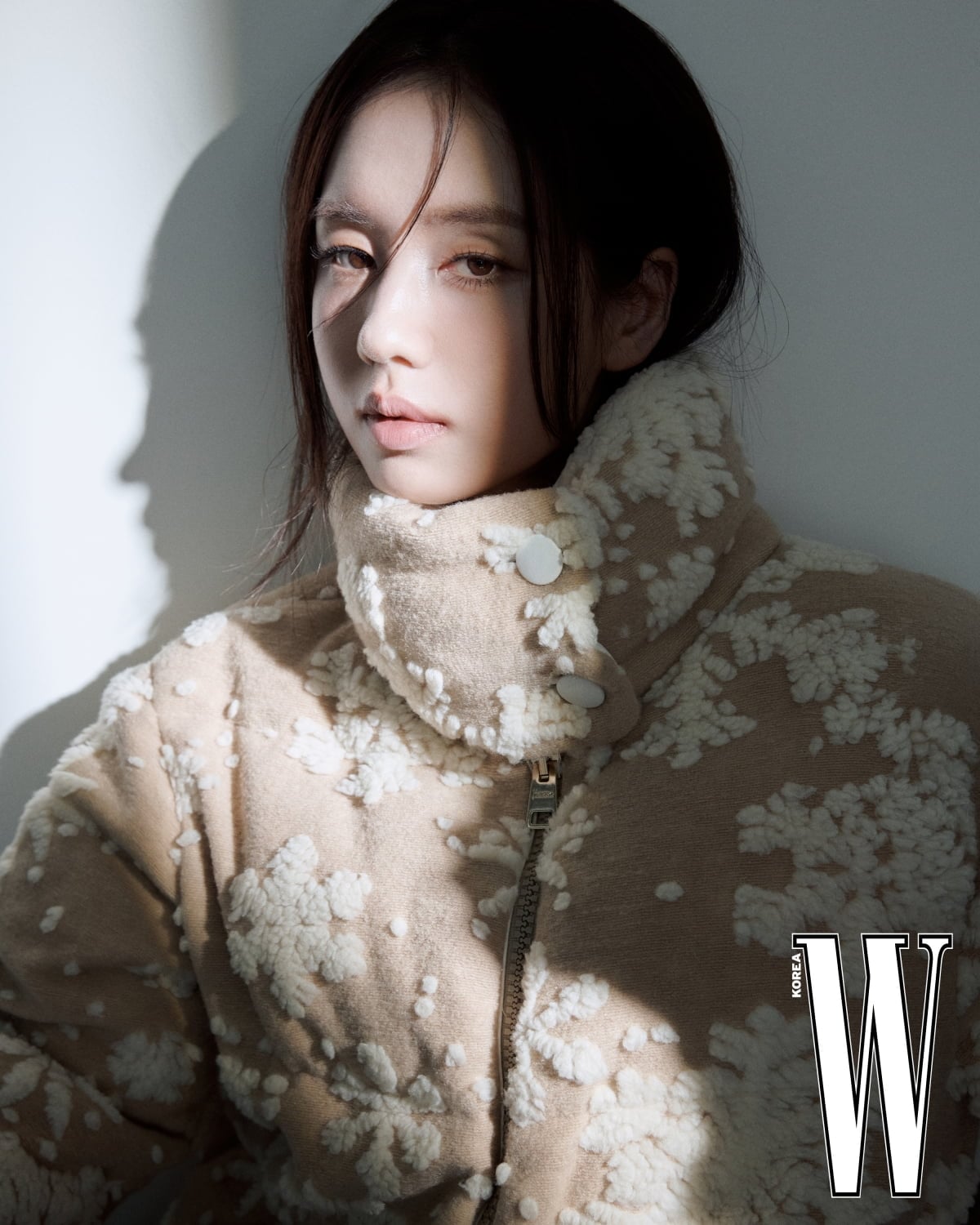 배우 안은진이 겨울 화보를 공개했다./ 사진=더블유 코리아
