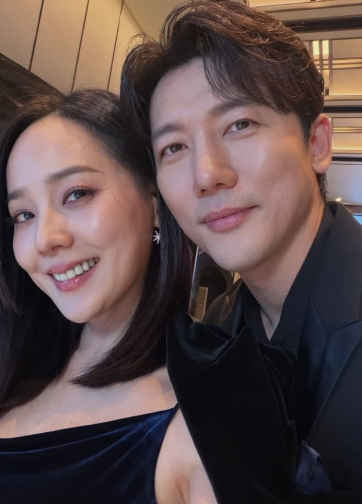 가수 겸 배우 유진과 배우 기태영 부부가 카메라를 바라보고 있다. / 사진=기태영 SNS