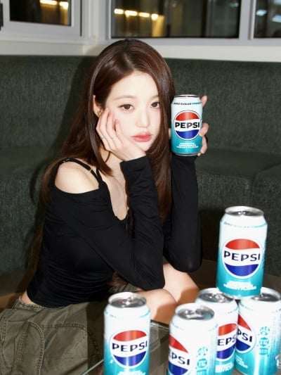 장원영, 한쪽 어깨 드러내며 인형 미모 자랑 중…콜라캔 보다 작은 얼굴