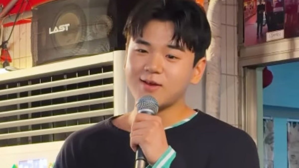 가수 윤민수의 아들 윤후가 열창하고 있는 모습이다. / 사진=윤후 SNS